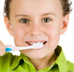 Kind seine Zähne putzen